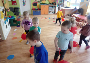 Dzieci bawią się dinozaurami zrobionymi z balonów